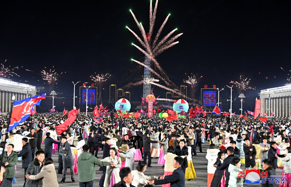 Velada de jóvenes coreanos y lanzamiento de fuegos artificiales por el 16 de febrero