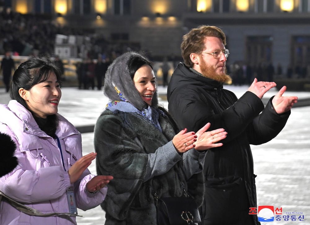 Velada de jóvenes coreanos y lanzamiento de fuegos artificiales por el 16 de febrero