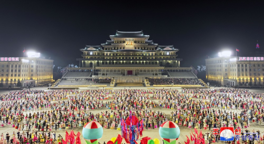 Velada de jóvenes coreanos y lanzamiento de fuegos artificiales por el 16 de febrero