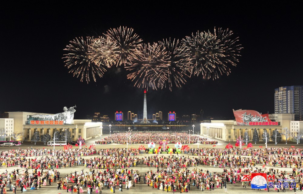 Velada de jóvenes coreanos y lanzamiento de fuegos artificiales por el 16 de febrero