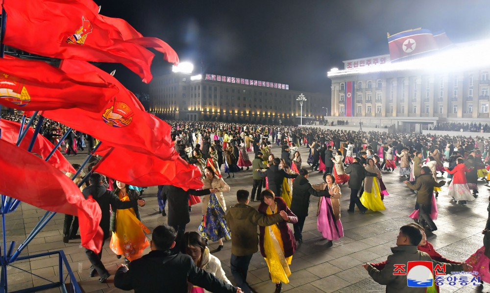 Velada de jóvenes coreanos y lanzamiento de fuegos artificiales por el 16 de febrero