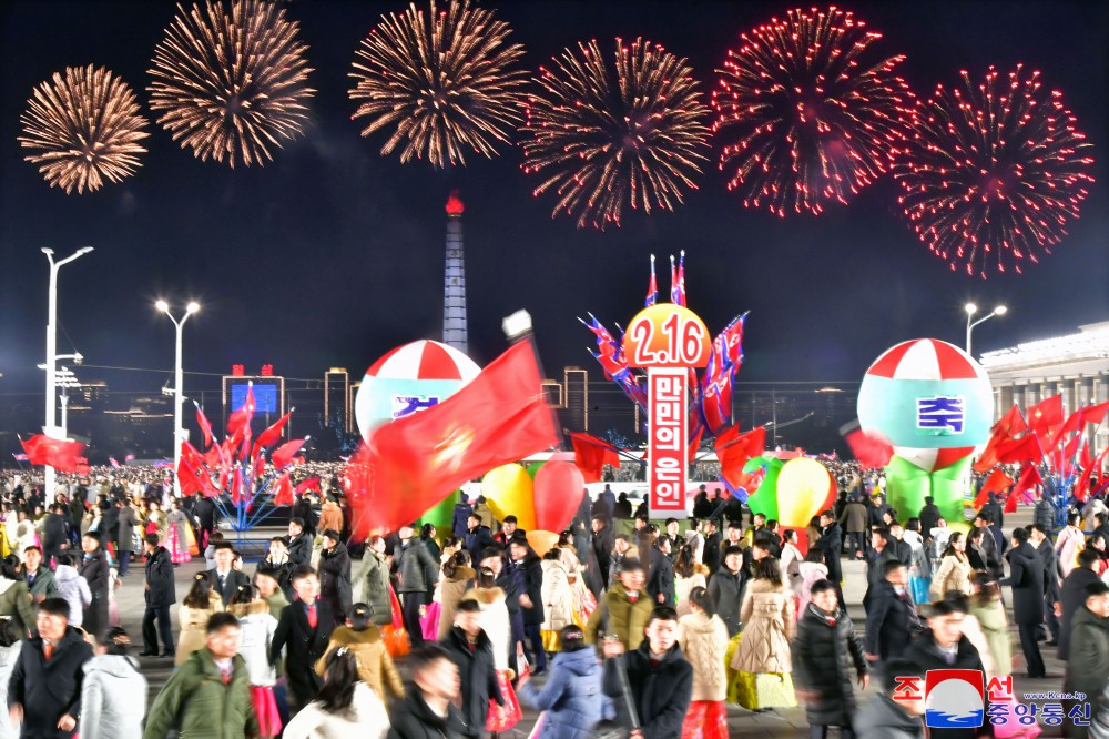 平壌市青年学生の夜会および花火の打ち上げ