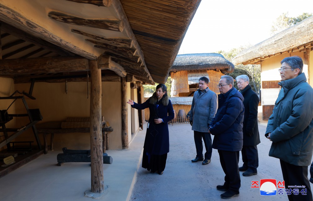 Congratulatory Group of Koreans in Japan Visits Mangyongdae