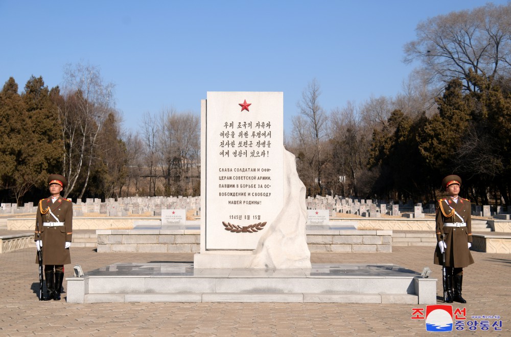 로씨야대사관 성원들 해방탑과 쏘련군렬사들의 묘에 화환 진정