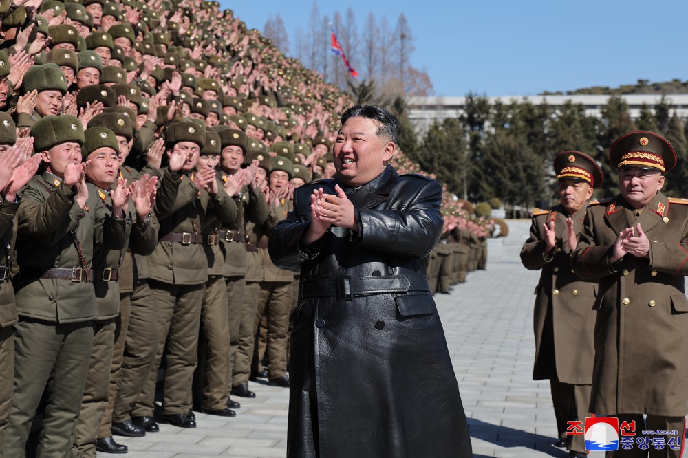 경애하는 김정은동지께서 주체적혁명무력의 최고군사정치학원인 김일성정치대학을 방문하시였다