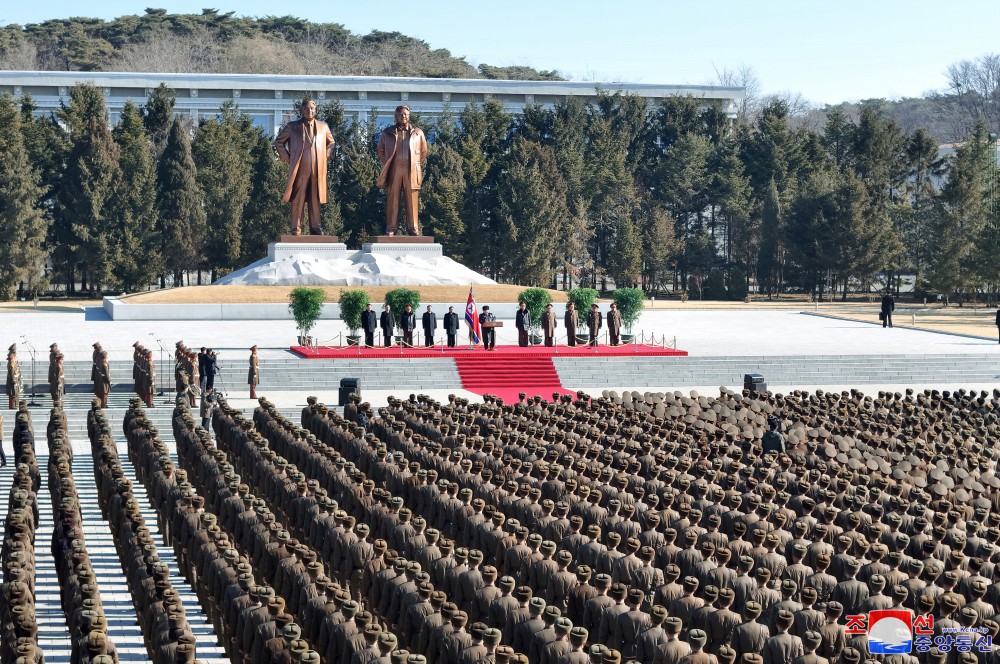 경애하는 김정은동지께서 주체적혁명무력의 최고군사정치학원인 김일성정치대학을 방문하시였다