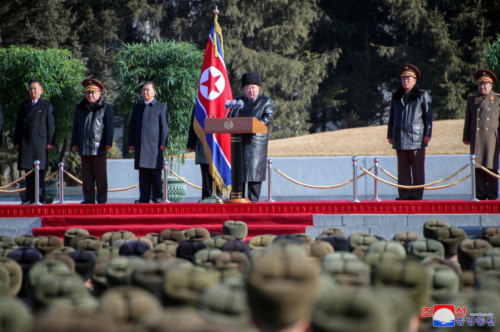 경애하는 김정은동지께서 주체적혁명무력의 최고군사정치학원인 김일성정치대학을 방문하시였다