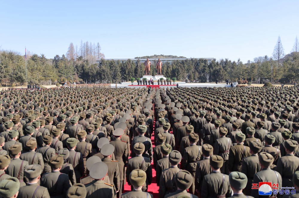 경애하는 김정은동지께서 주체적혁명무력의 최고군사정치학원인 김일성정치대학을 방문하시였다