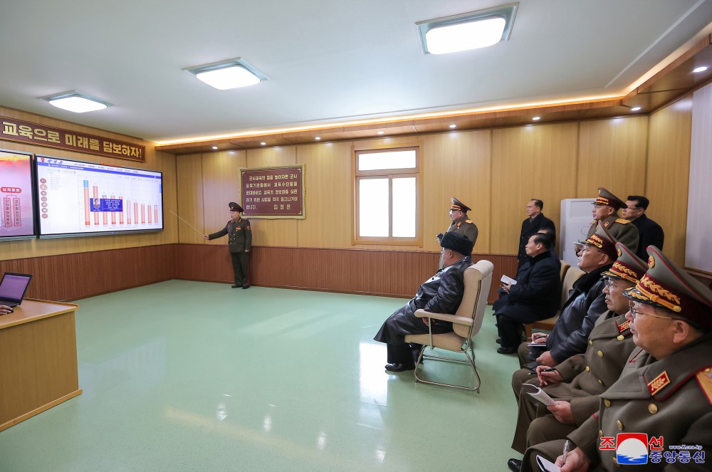 경애하는 김정은동지께서 주체적혁명무력의 최고군사정치학원인 김일성정치대학을 방문하시였다