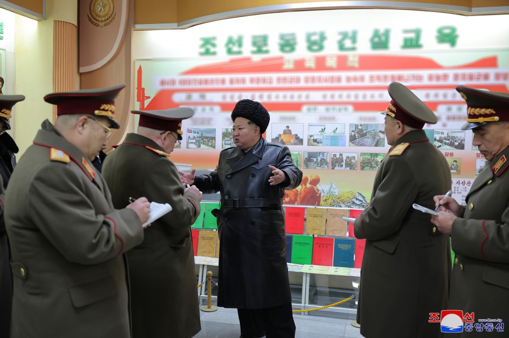 경애하는 김정은동지께서 주체적혁명무력의 최고군사정치학원인 김일성정치대학을 방문하시였다