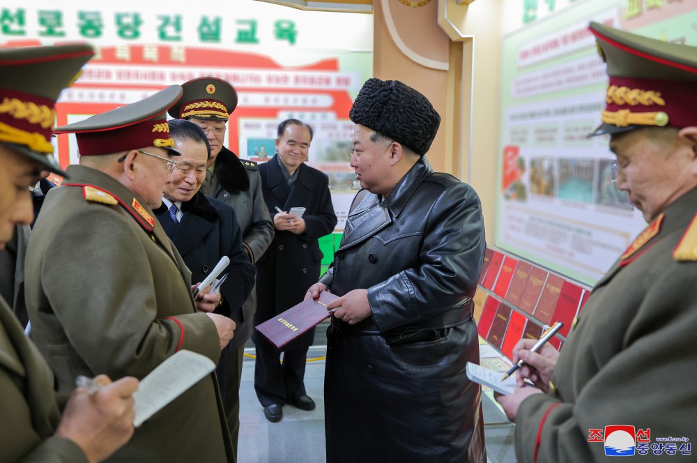 경애하는 김정은동지께서 주체적혁명무력의 최고군사정치학원인 김일성정치대학을 방문하시였다