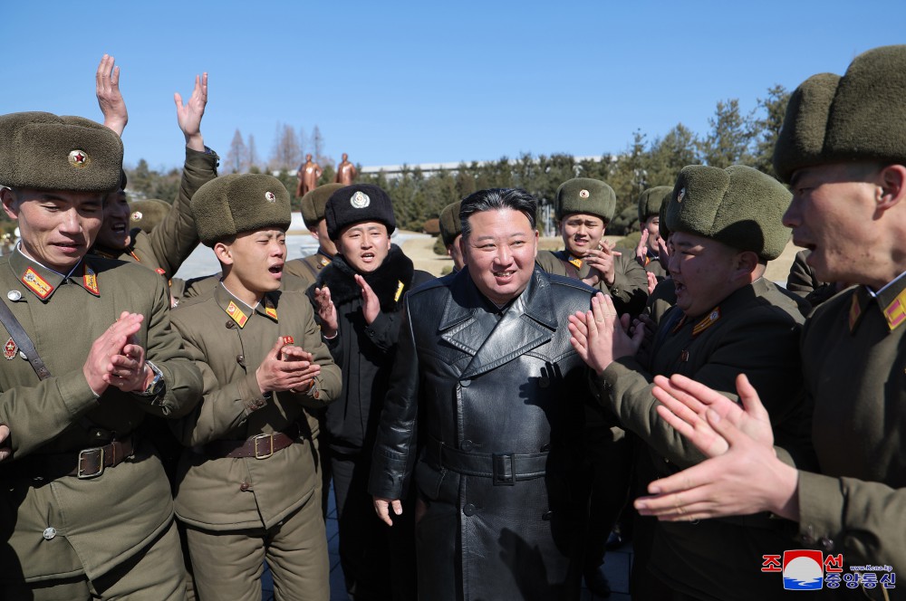 경애하는 김정은동지께서 주체적혁명무력의 최고군사정치학원인 김일성정치대학을 방문하시였다