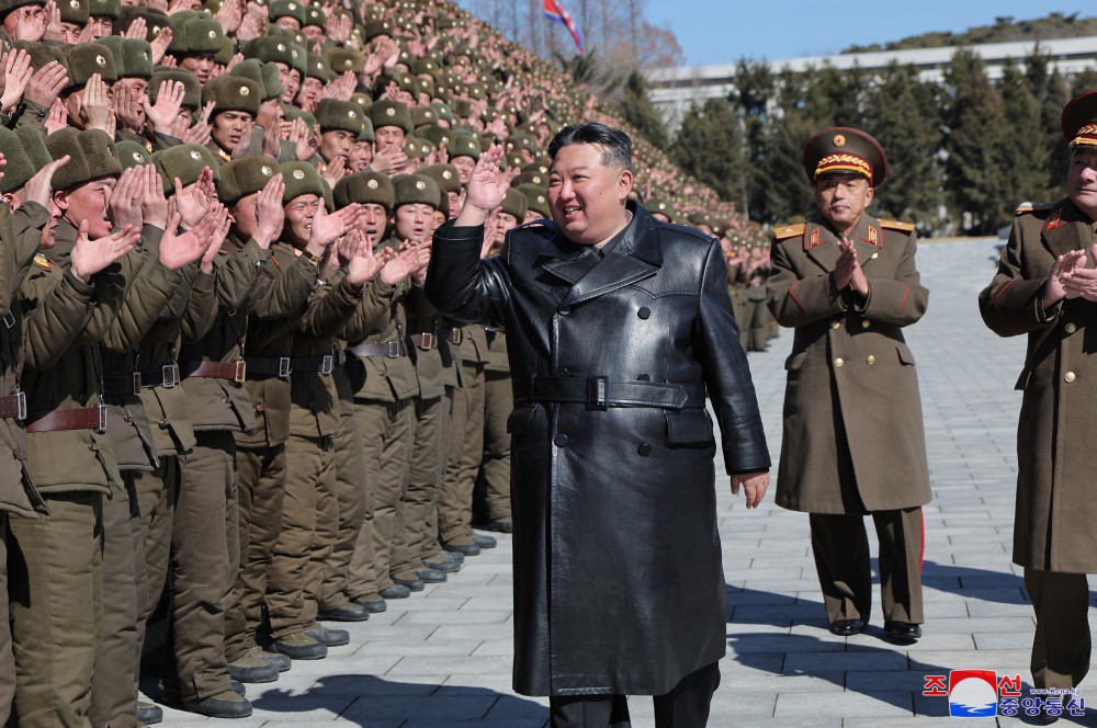 경애하는 김정은동지께서 주체적혁명무력의 최고군사정치학원인 김일성정치대학을 방문하시였다