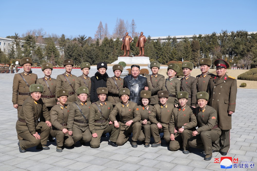 경애하는 김정은동지께서 주체적혁명무력의 최고군사정치학원인 김일성정치대학을 방문하시였다