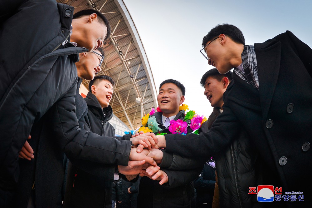 Many Graduate Students in Pyongyang Volunteer for Military Service