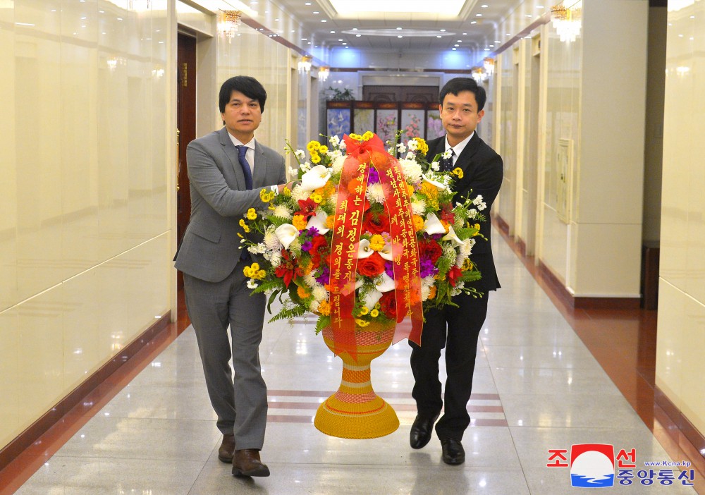 Respected Comrade Kim Jong Un Receives Floral Basket and Congratulatory Letter from Vietnamese Ambassador