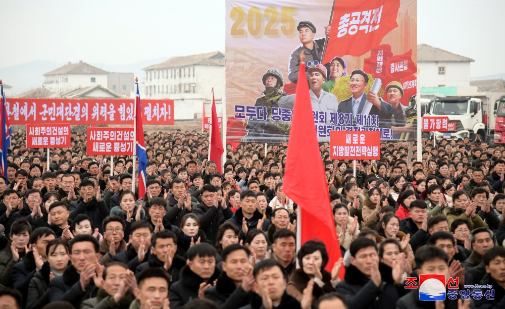 눈부신 창조와 기적을 수놓으며 지방의 줄기차고 확실한 진흥을 안아오자