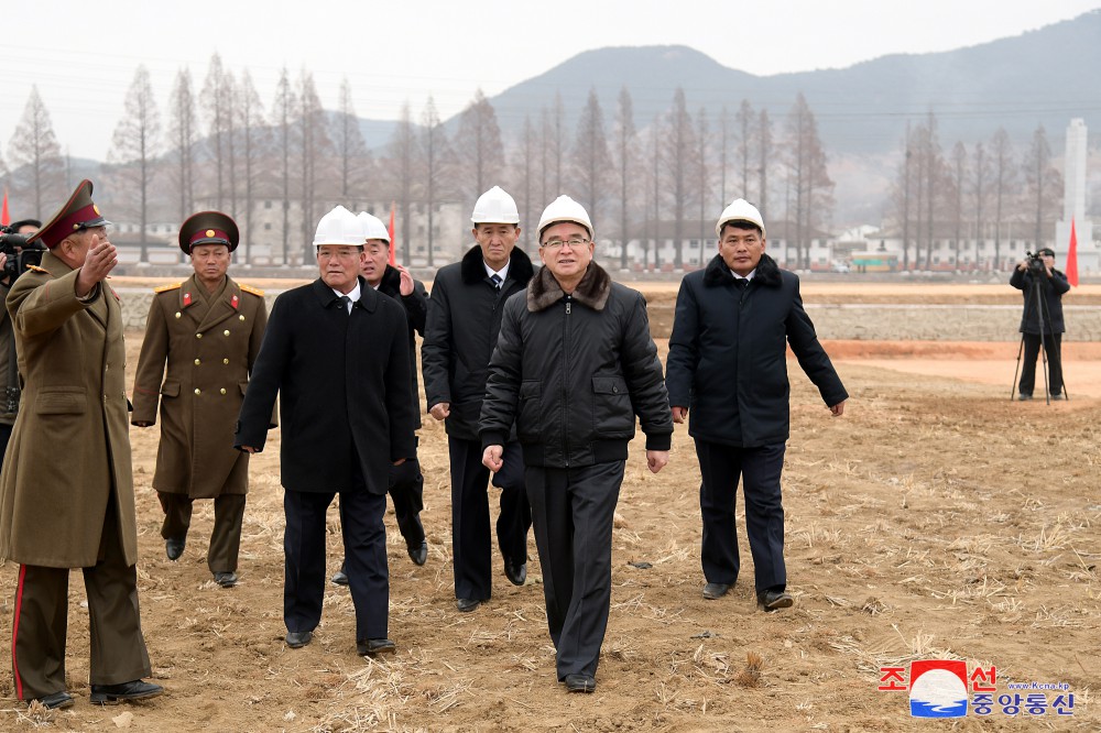 눈부신 창조와 기적을 수놓으며 지방의 줄기차고 확실한 진흥을 안아오자