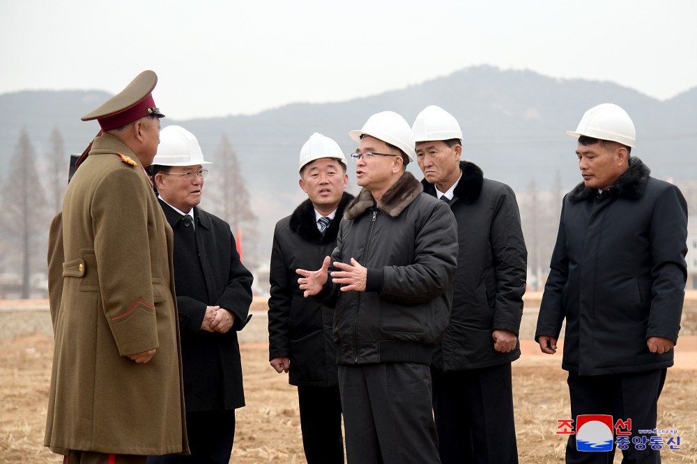 눈부신 창조와 기적을 수놓으며 지방의 줄기차고 확실한 진흥을 안아오자