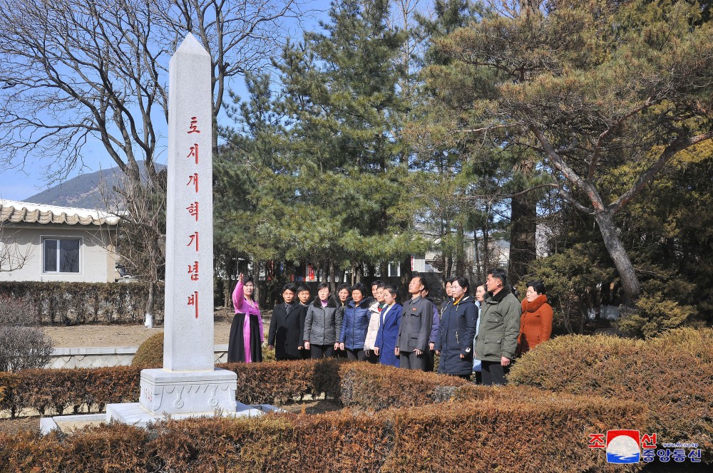 농촌변혁의 력사와 더불어 풍요해지는 사회주의대지