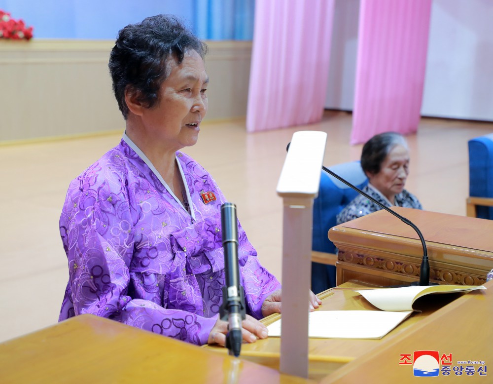 3.8국제부녀절 115돐기념 공산주의어머니영예상수상자들과 녀맹일군들,녀맹원들의 상봉모임 진행