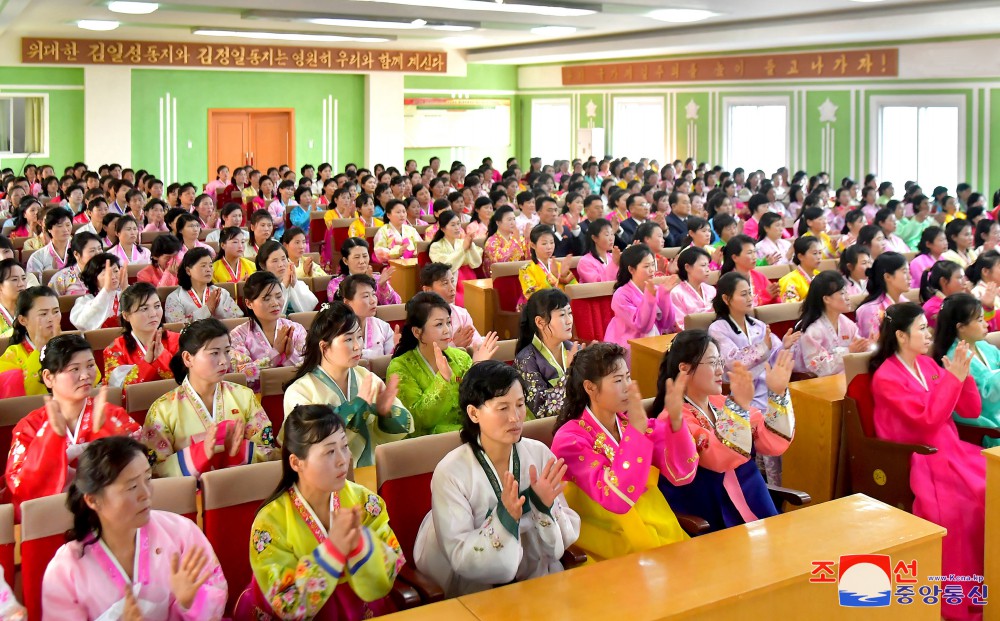 공산주의어머니영예상수상자,녀성사회주의애국공로자들과 농업근로자들의 상봉모임 진행