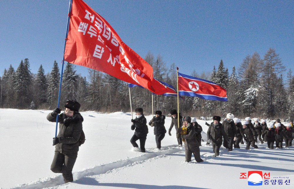 충성과 애국으로 조국을 받들어가는 우리 녀성들