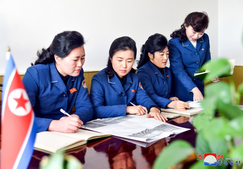 충성과 애국으로 조국을 받들어가는 우리 녀성들