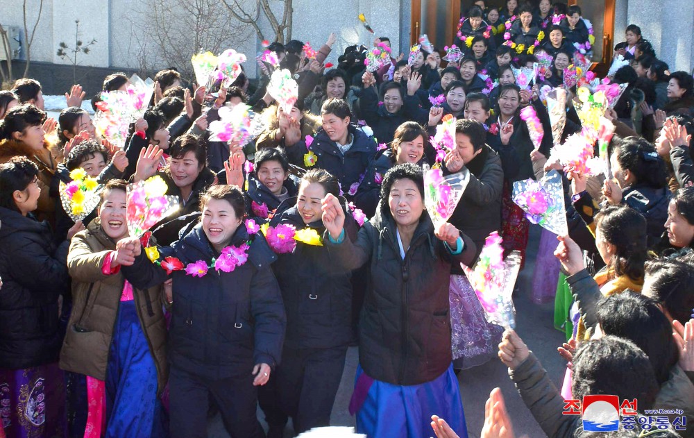 충성과 애국으로 조국을 받들어가는 우리 녀성들