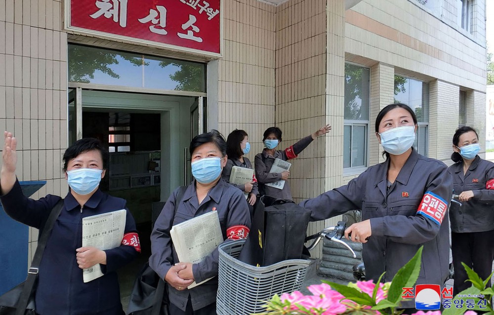 충성과 애국으로 조국을 받들어가는 우리 녀성들