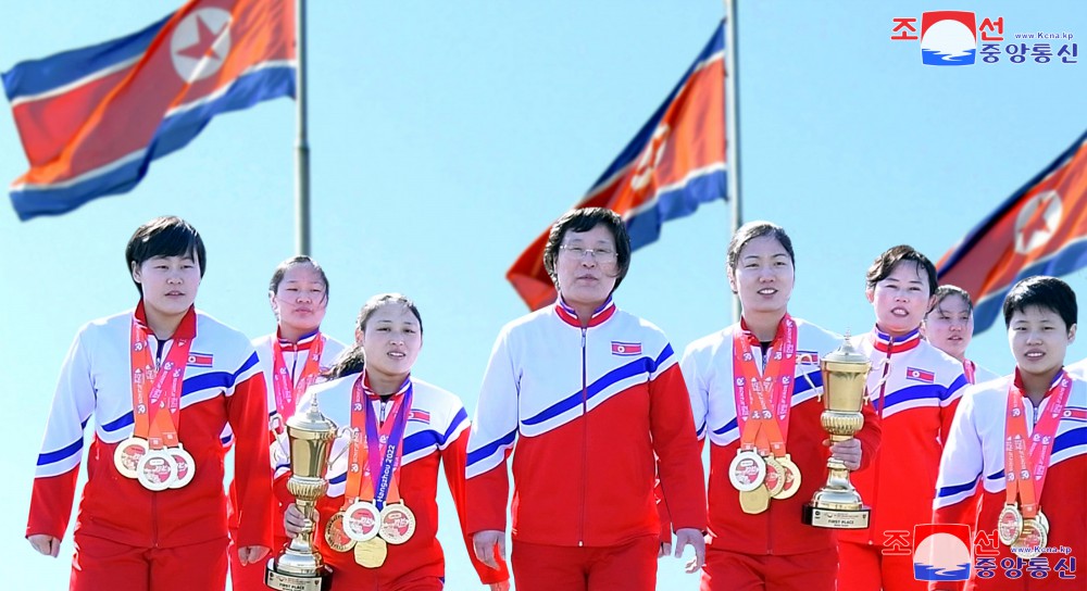 충성과 애국으로 조국을 받들어가는 우리 녀성들