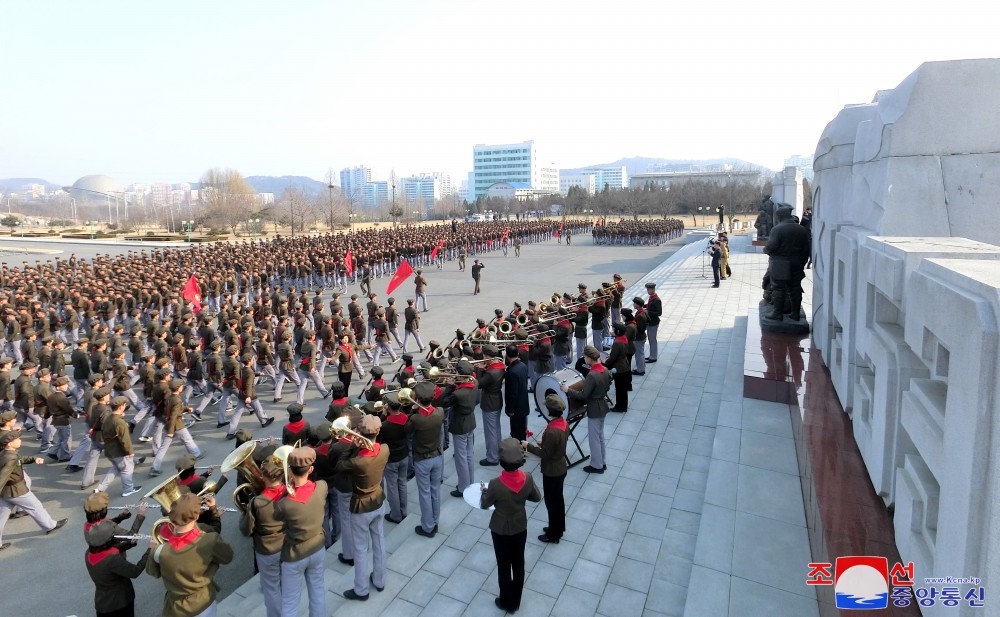 평양시 고급중학교 졸업반학생들의 인민군대 입대결의모임 및 전시가요대렬합창경연 진행