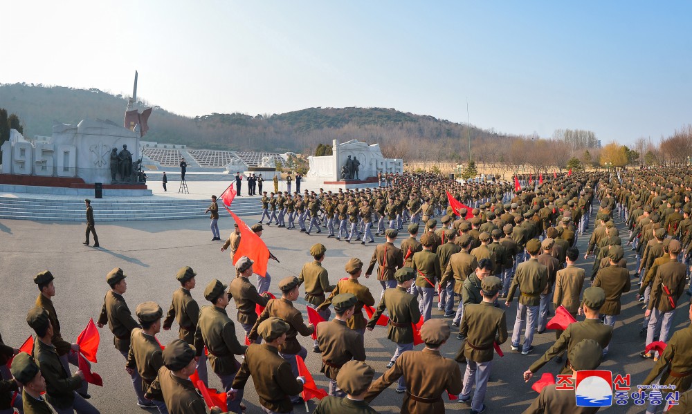 평양시 고급중학교 졸업반학생들의 인민군대 입대결의모임 및 전시가요대렬합창경연 진행