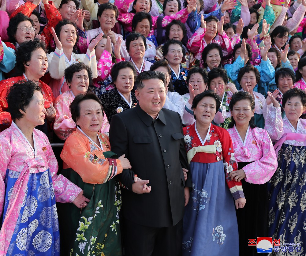 Respected Comrade Kim Jong Un Has Photo Session with Participants in Third National Meeting of Active Neighbourhood Unit Leaders