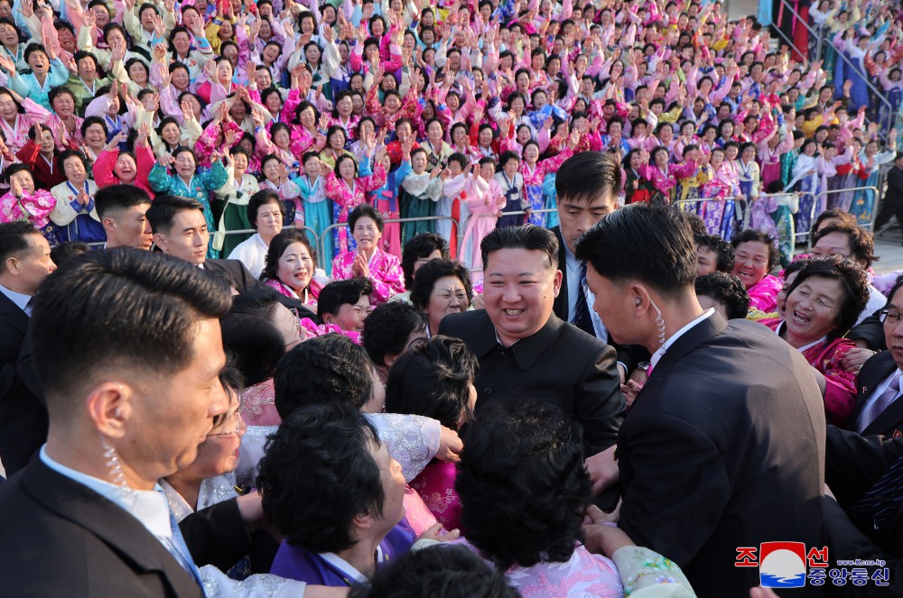 Respected Comrade Kim Jong Un Has Photo Session with Participants in Third National Meeting of Active Neighbourhood Unit Leaders