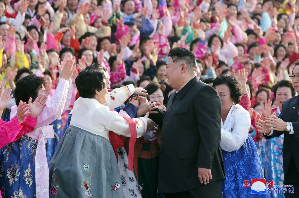 Respected Comrade Kim Jong Un Has Photo Session with Participants in Third National Meeting of Active Neighbourhood Unit Leaders