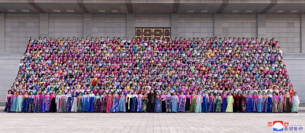 Respected Comrade Kim Jong Un Has Photo Session with Participants in Third National Meeting of Active Neighbourhood Unit Leaders