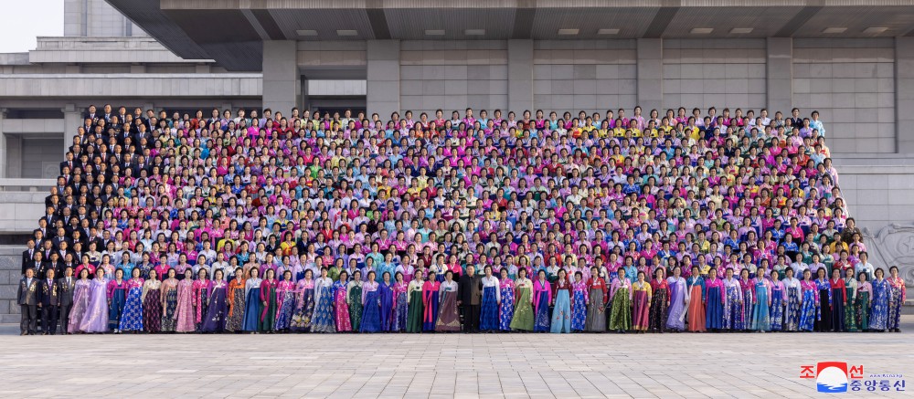 Respected Comrade Kim Jong Un Has Photo Session with Participants in Third National Meeting of Active Neighbourhood Unit Leaders