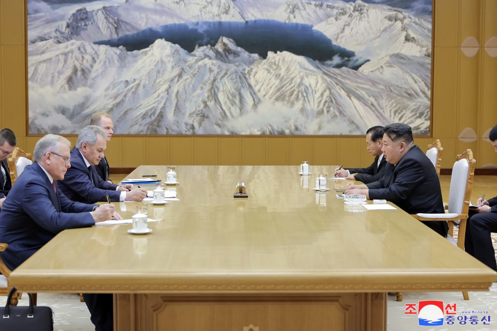 경애하는 김정은동지께서 로씨야련방 안전리사회 서기장 쎄르게이 쇼이구동지를 접견하시였다