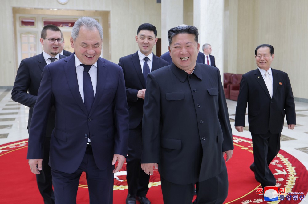 경애하는 김정은동지께서 로씨야련방 안전리사회 서기장 쎄르게이 쇼이구동지를 접견하시였다