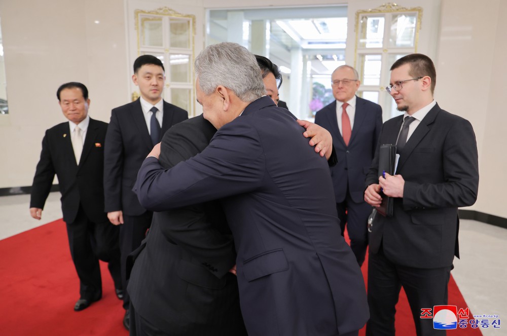 경애하는 김정은동지께서 로씨야련방 안전리사회 서기장 쎄르게이 쇼이구동지를 접견하시였다