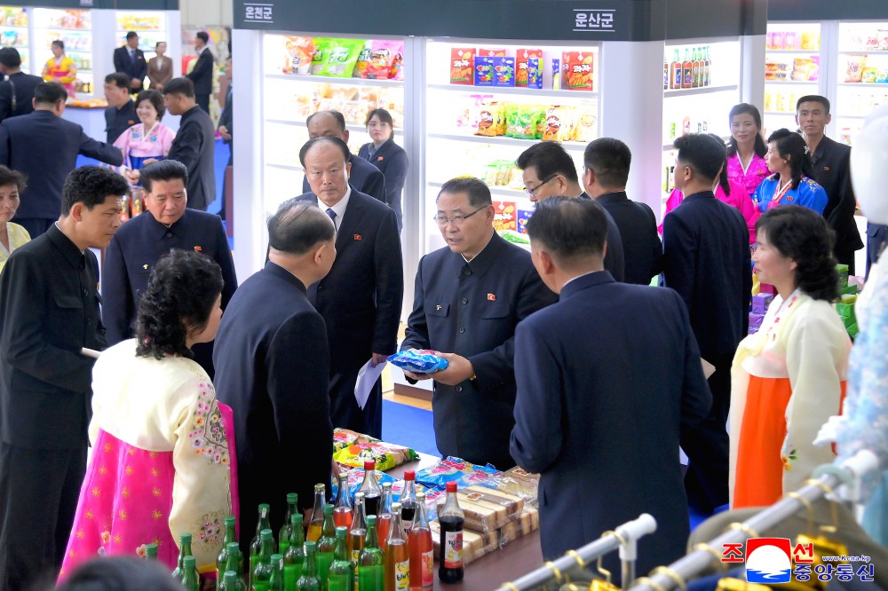 새로 일떠선 20개 시,군 지방공업공장들의 제품품평회 진행