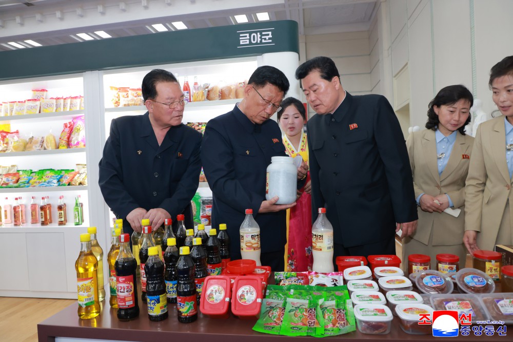 새로 일떠선 20개 시,군 지방공업공장들의 제품품평회 진행