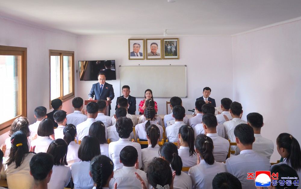 장애자직업기술학교 졸업식 및 개학식 진행