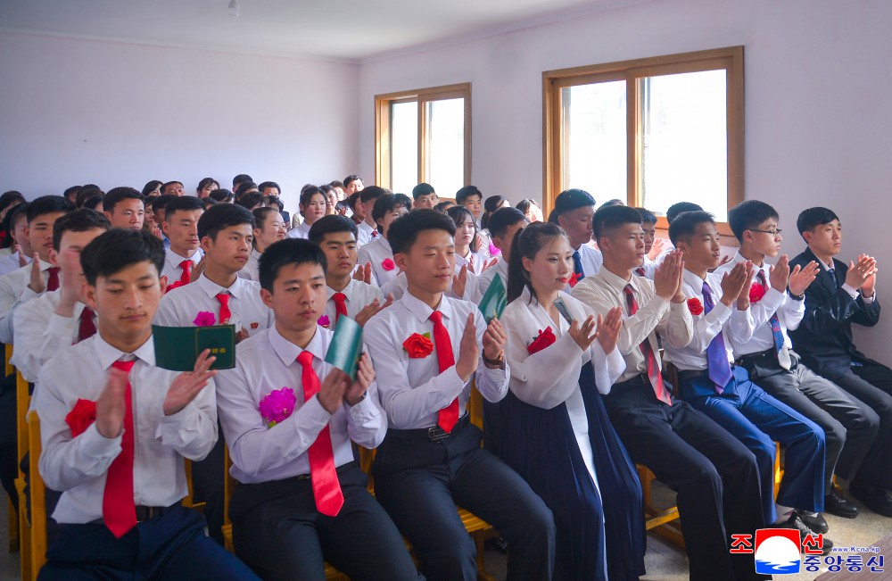 장애자직업기술학교 졸업식 및 개학식 진행