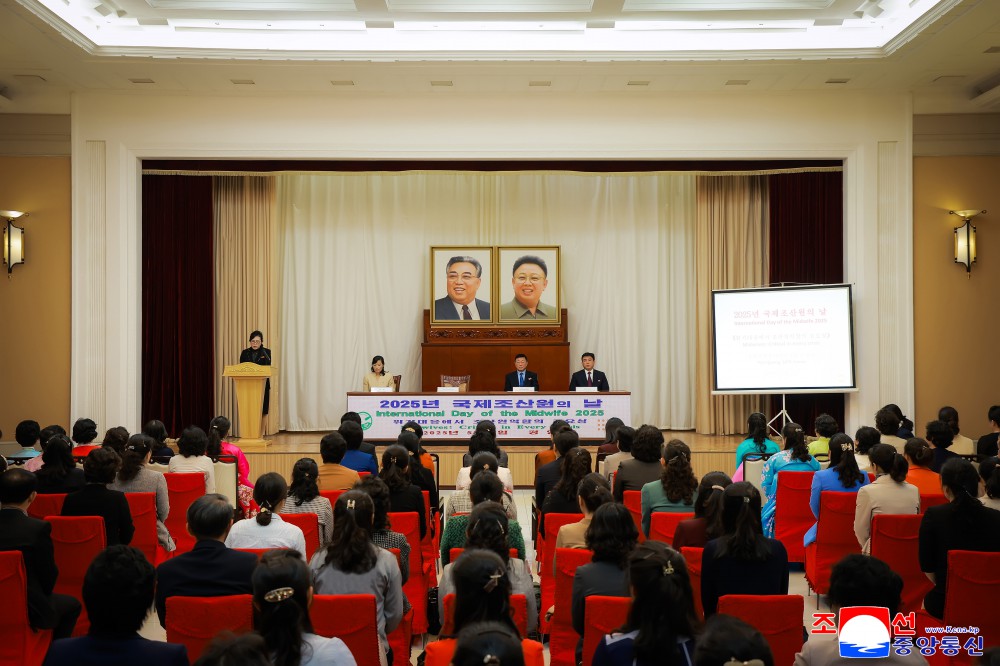 International Day of Midwife Marked in DPRK