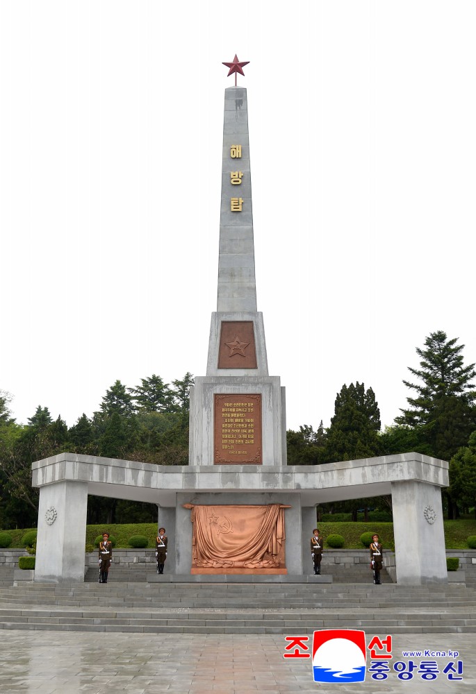 로씨야대사관 성원들 해방탑과 쏘련군렬사들의 묘에 화환 진정