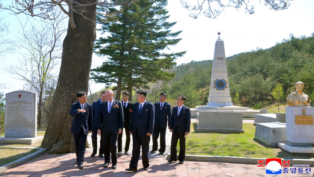 로씨야대사관 성원들 해방탑과 쏘련군렬사들의 묘에 화환 진정