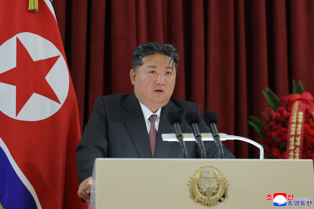경애하는 김정은동지께서 우리 나라 주재 로씨야련방대사관을 축하방문하시여 연설을 하시였다