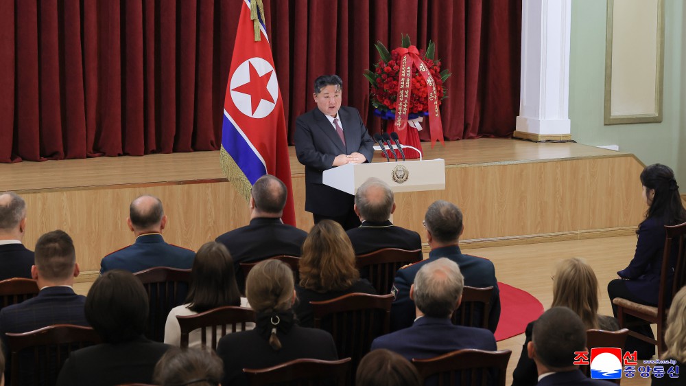 경애하는 김정은동지께서 우리 나라 주재 로씨야련방대사관을 축하방문하시여 연설을 하시였다